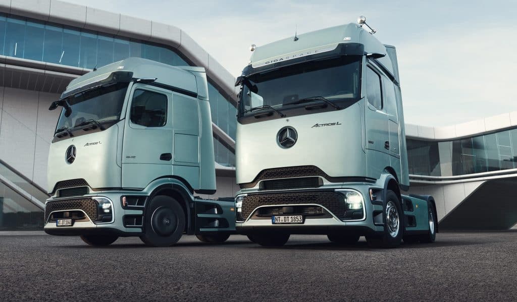 The new Actros L boasts a futuristic design, improved aerodynamics, increased comfort features and the latest assistance systems.